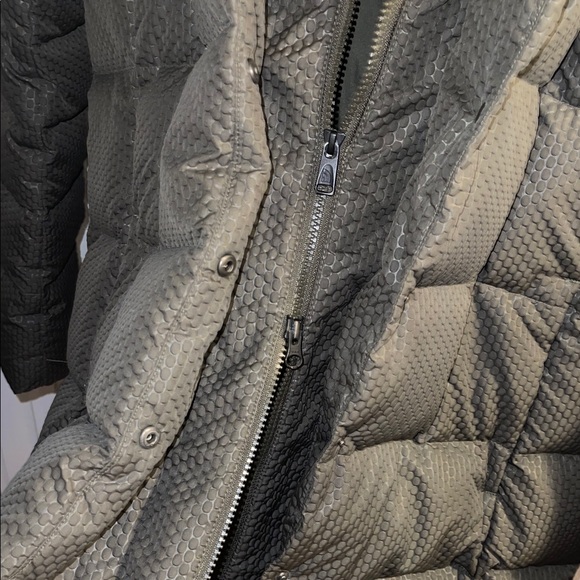 Northface Women's olive green Puffer Jacket - Picture 5 of 8